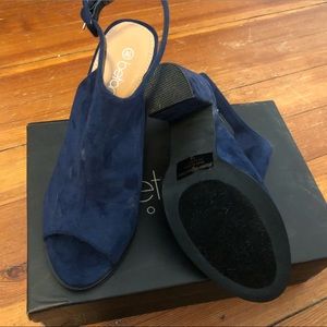 Betani Jillian heels in Navy